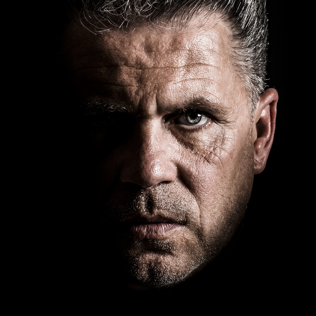 てんかんに関する精神科への相談はどのように行うべきですか？