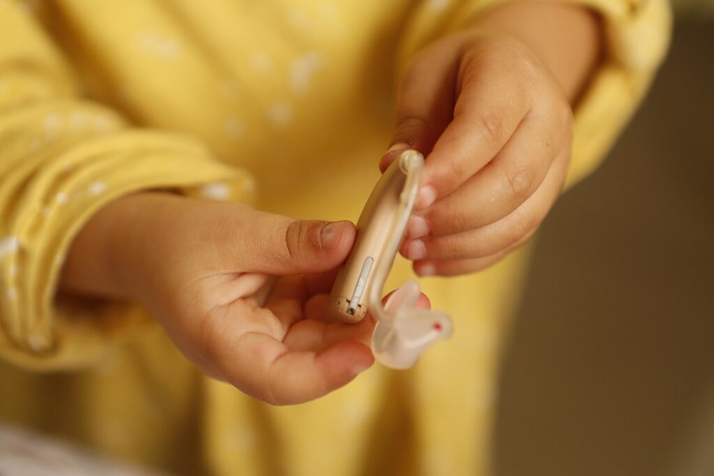 てんかんの発作時に補聴器を落下させないための防止策は？